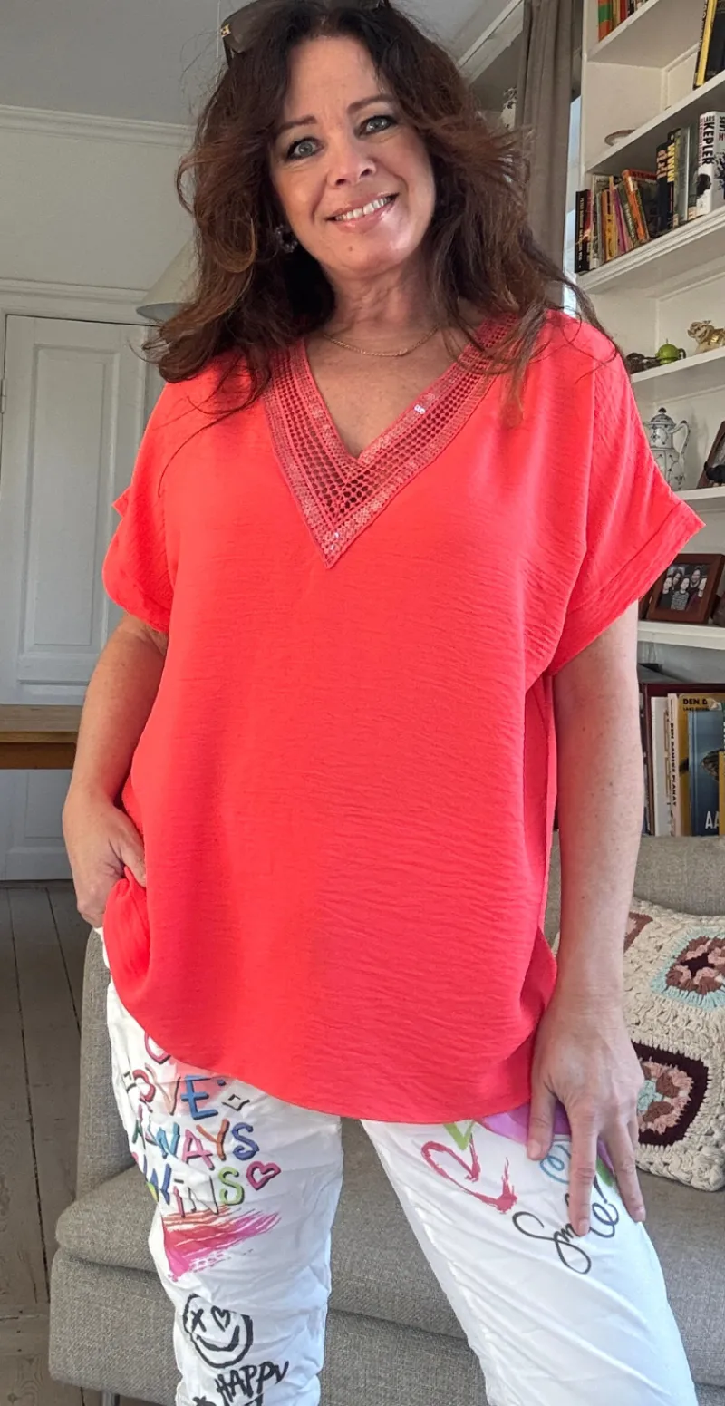 Dicota bluse med v-hals og pailletter orange LikeLondon
