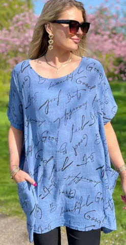 Dicte bluse med vidde, lommer og skrift denim LikeLondon