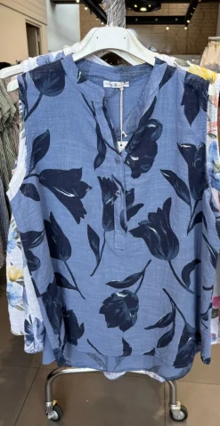 Dorota top med knapstolpe og blomster denim/blå LikeLondon