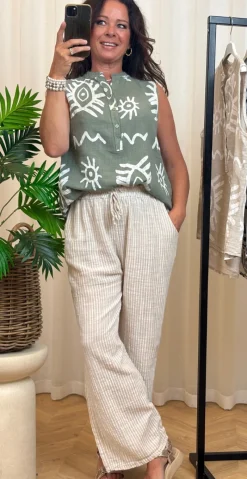 Dorota top med knapstolpe og print khaki LikeLondon