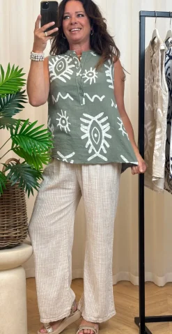 Dorota top med knapstolpe og print khaki LikeLondon
