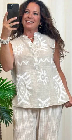 Dorota top med knapstolpe og print beige LikeLondon