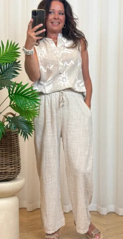 Dorota top med knapstolpe og print beige LikeLondon