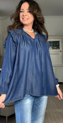 Elma denim bluse med flæsekant dark jeans LikeLondon