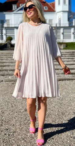 Eloise kjole med plissé beige LikeLondon