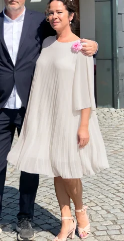 Eloise kjole med plissé beige LikeLondon