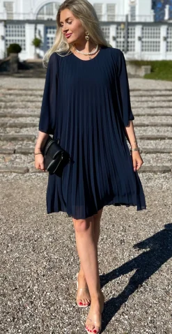 Eloise kjole med plissé navy LikeLondon