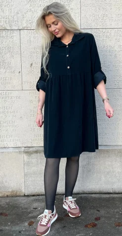 Elvira fløjlskjole med knap-detaljer sort LikeLondon