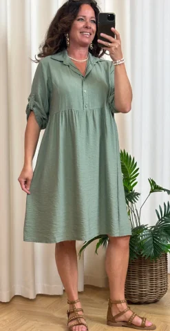 Elvira kjole med krave og knap-detaljer khaki LikeLondon