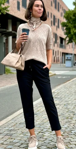 Emily 7/8 Buks med flæsedetalje ved lommerne sort
