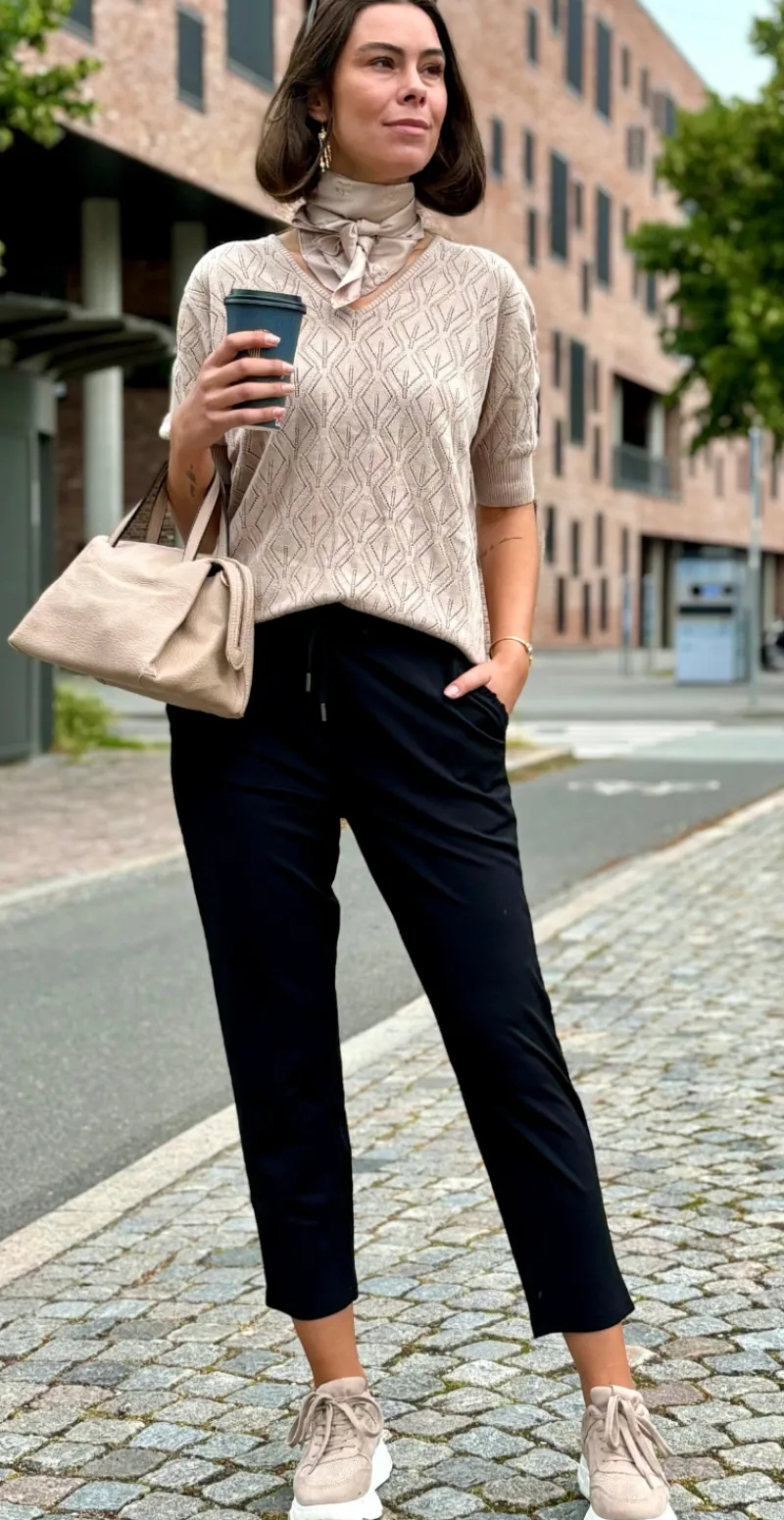 Emily 7/8 Buks med flæsedetalje ved lommerne sort