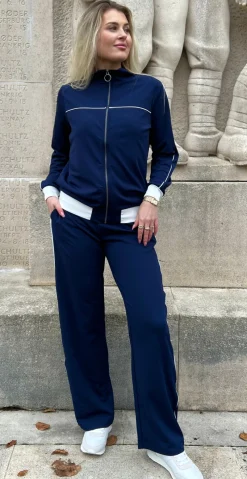Emily buks med stribe navy
