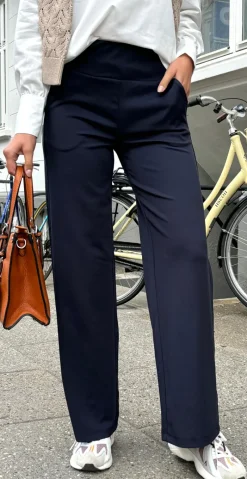 Emily buks med vidde navy