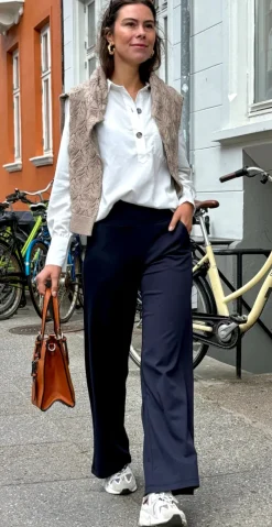 Emily buks med vidde navy