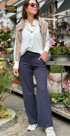 Emily buks med vidde navy