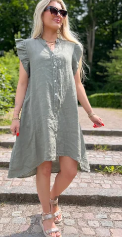 Emma gennemknappet hørkjole med flæsedetaljer khaki LikeLondon