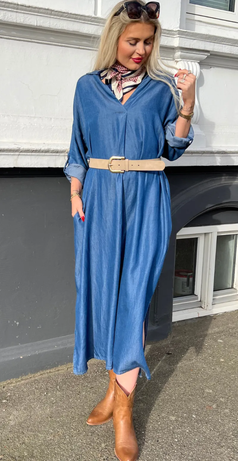 Estelle kjole med v-hals medium blue Likelondon