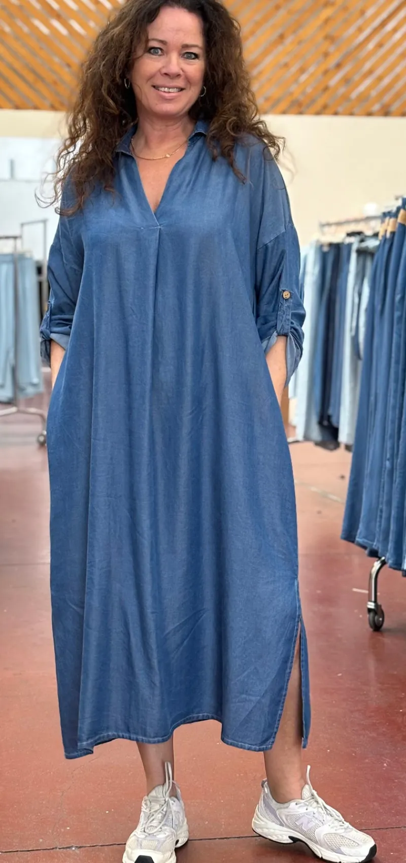 Estelle kjole med v-hals medium blue Likelondon