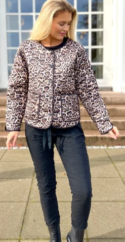 Fia jakke med lommer og leopardprint sort