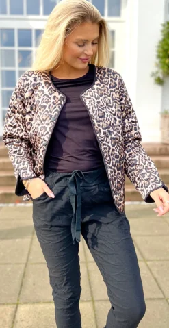 Fia jakke med lommer og leopardprint sort