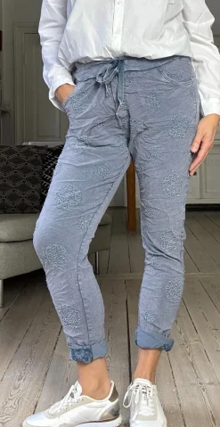 Filippa bukser med broderet cirkelmønster denim LikeLondon