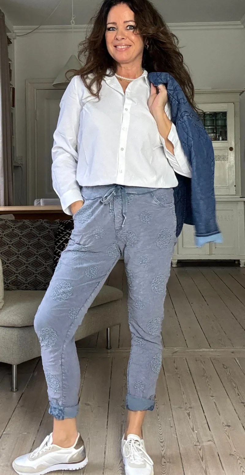 Filippa bukser med broderet cirkelmønster denim LikeLondon