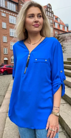 Filucca bluse med lynlås og perlevedhæng royal blue LikeLondon