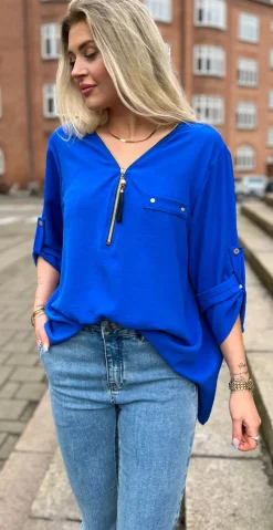 Filucca bluse med lynlås og perlevedhæng royal blue LikeLondon