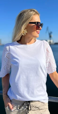 Fleur bluse med broderi anglaise på ærmerne hvid