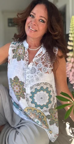Forudbestil uge 24 Dorota top med knapstolpe og mandala mønster hvid/khaki LikeLondon