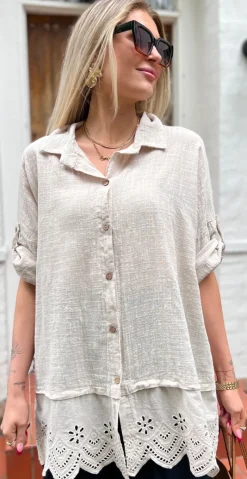 Forudbestil uge 24 Oda skjortebluse med broderi anglaise beige LikeLondon
