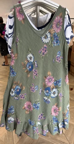 Forudbestil uge 24 Zofja kjole med blomsterprint og let v-hals khaki LikeLondon