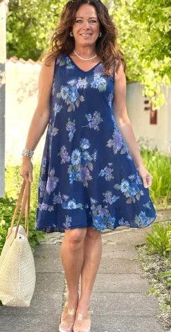 Forudbestil uge 24 Zofja kjole med blomsterprint og let v-hals navy LikeLondon