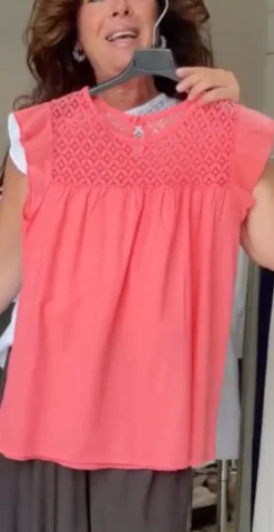 Forudbestilling uge 24 Pixie bluse med blonde og flæseærmer koral LikeLondon
