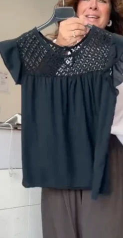 Forudbestilling uge 24 Pixie bluse med blonde og flæseærmer sort LikeLondon