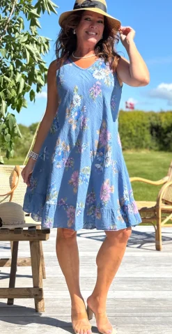 Forudbestilling uge 24 Zofja kjole med blomsterprint og let v-hals denim LikeLondon