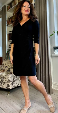 Gabriella kort glimmerkjole med wrap-effekt sort LikeLondon