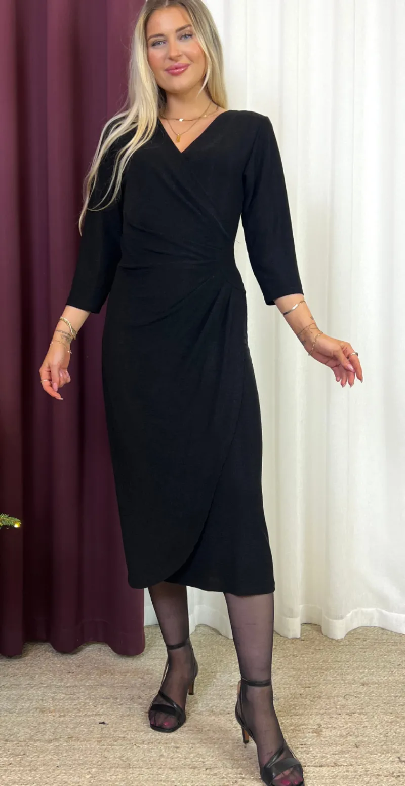 Gabriella lang glimmerkjole med wrap-effekt sort LikeLondon
