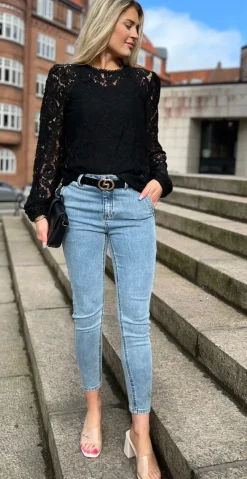 Gilace blonde bluse sort