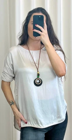 Hattie bluse i satinlook med halskæde beige LikeLondon