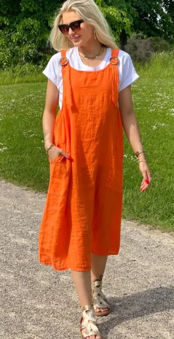 Hilda spencer kjole i hør med træknapper og lommer orange LikeLondon