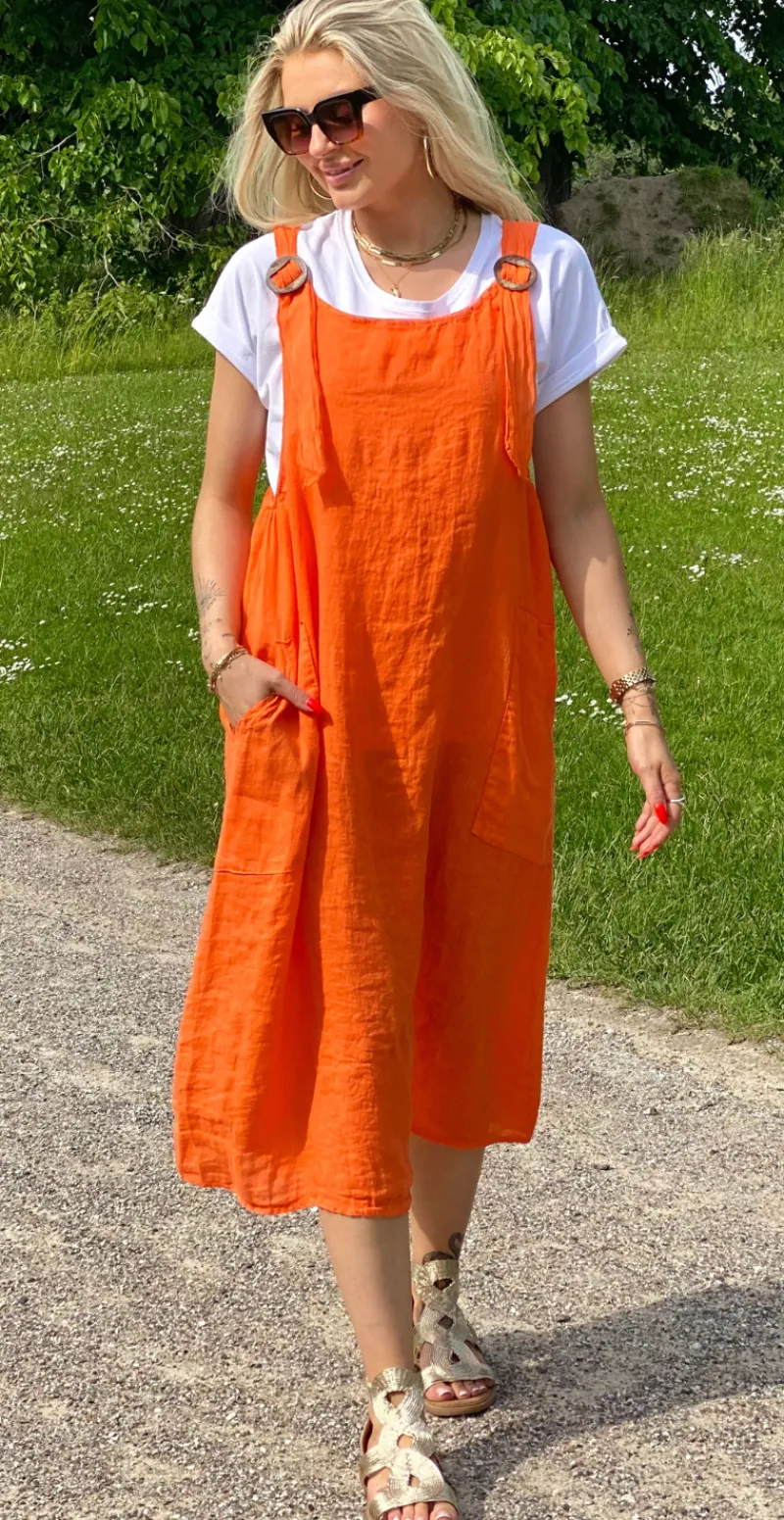 Hilda spencer kjole i hør med træknapper og lommer orange LikeLondon