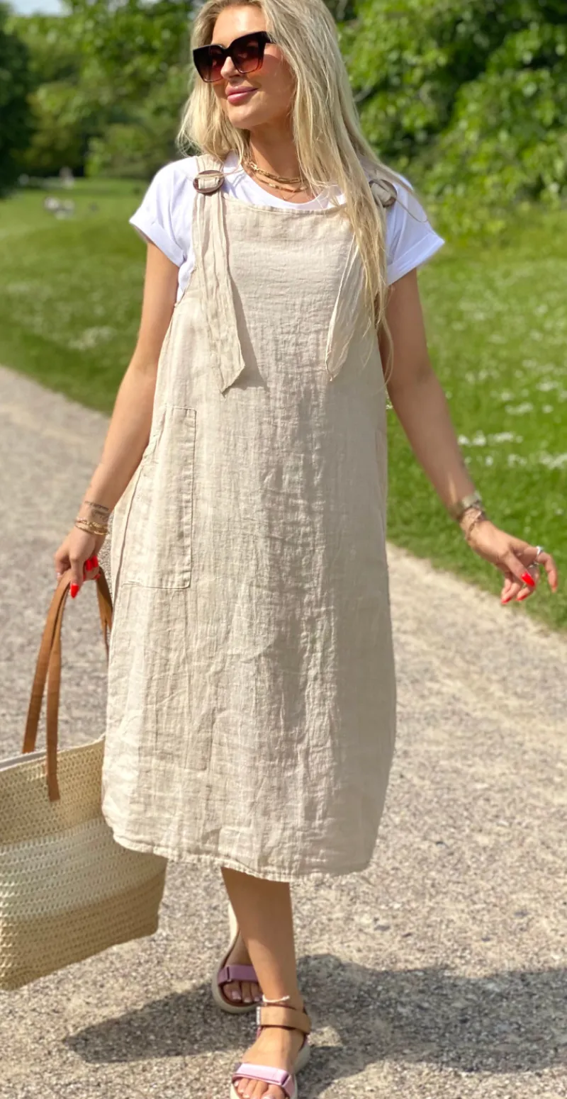 Hilda spencer kjole i hør med træknapper og lommer beige LikeLondon
