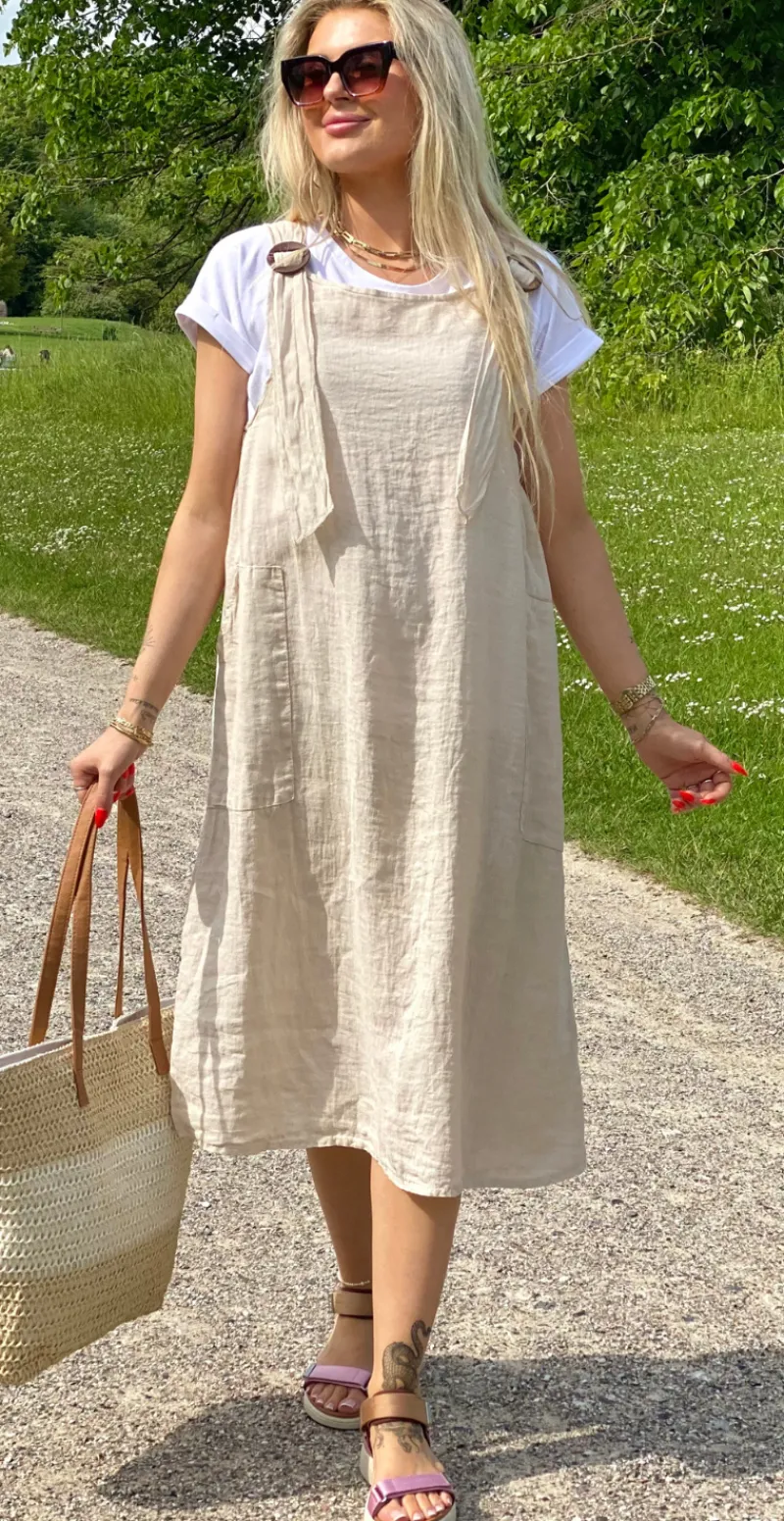 Hilda spencer kjole i hør med træknapper og lommer beige LikeLondon