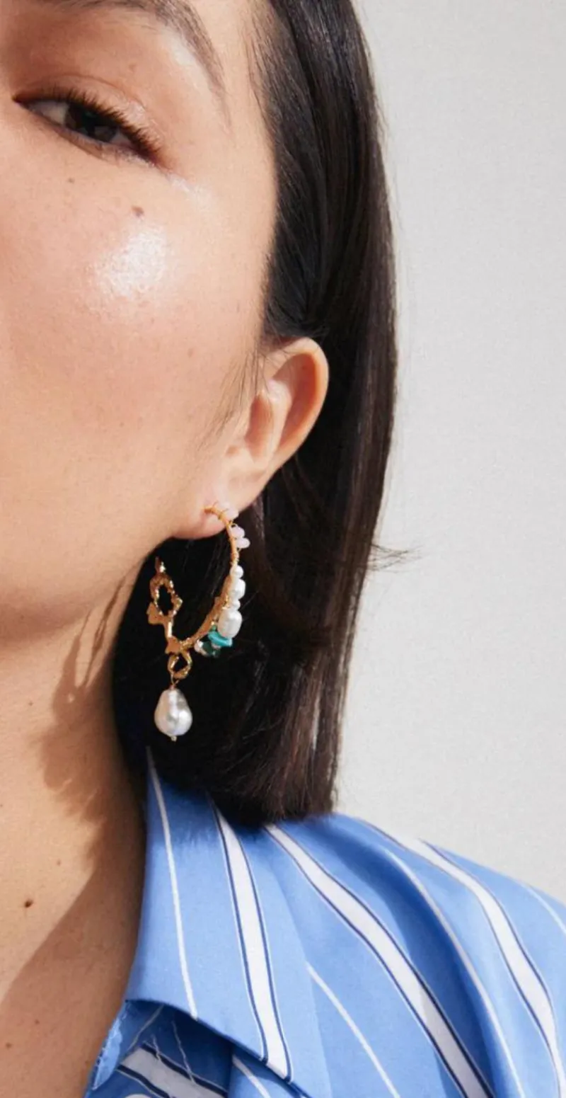 Hoops med guldbelagte detaljer