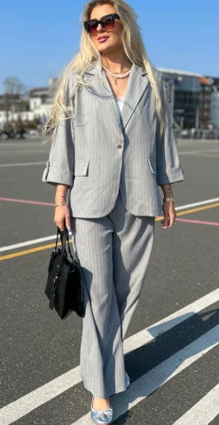 Imogen blazersæt med nålestrib grå LikeLondon