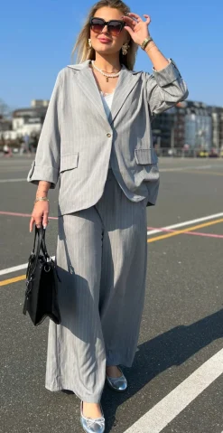Imogen blazersæt med nålestrib grå LikeLondon