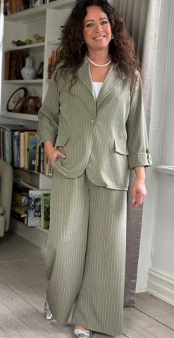 Imogen blazersæt med nålestrib khaki LikeLondon