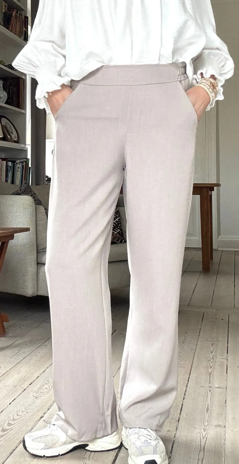 Iris habitbukser med elastik taupe LikeLondon