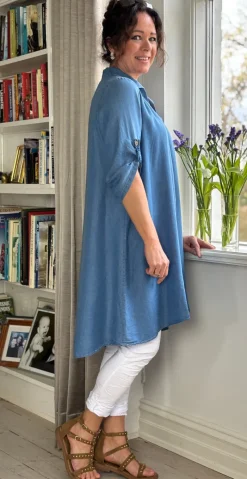 Jeanie denimkjole med krave og vidde medium jeans LikeLondon